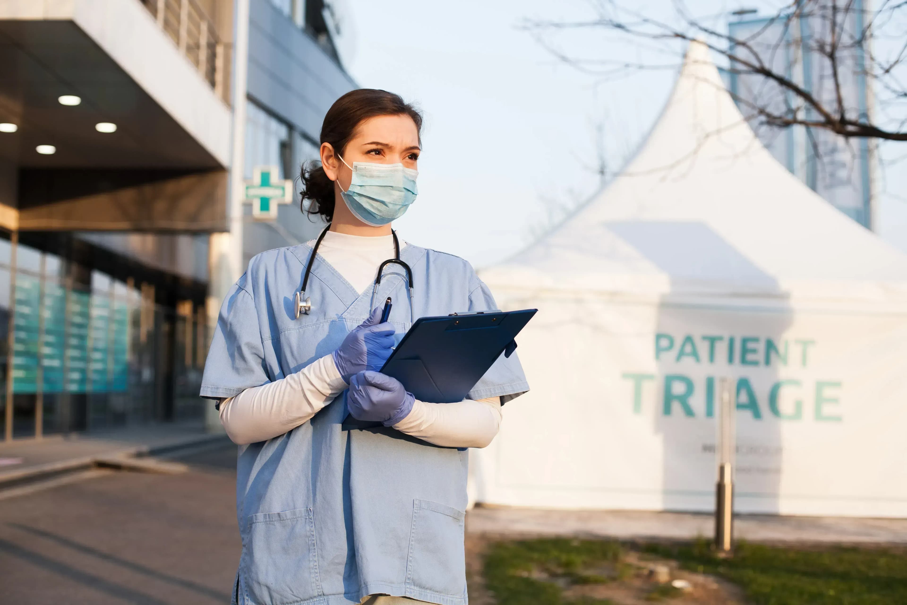 Pflegefachperson mit Fragezeichen-Symbol – Antworten auf häufige Fragen zur Arbeit in der Schweiz