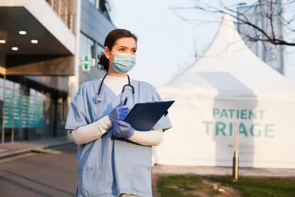 Pflegefachperson mit Fragezeichen-Symbol – Antworten auf häufige Fragen zur Arbeit in der Schweiz